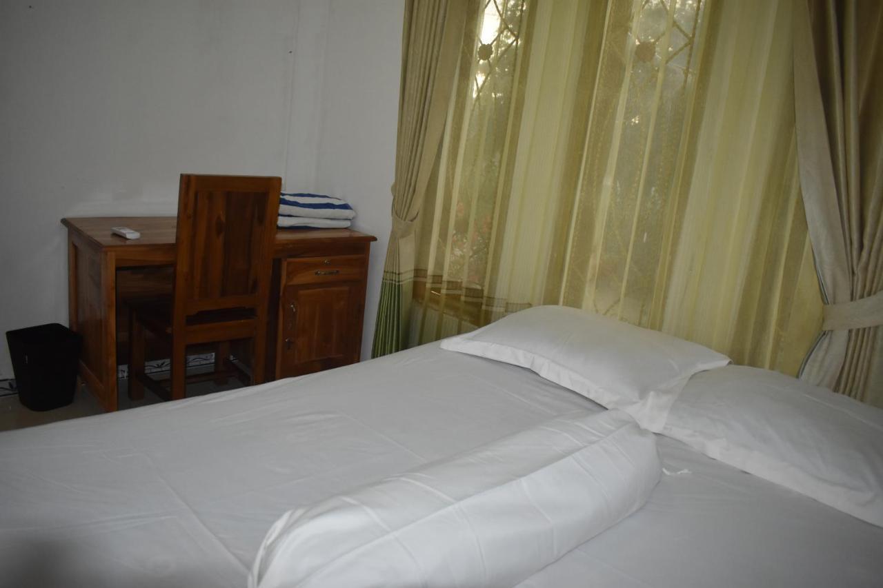 Four-G Home Stay & Komodo Tour Лабуан Баджо Екстериор снимка