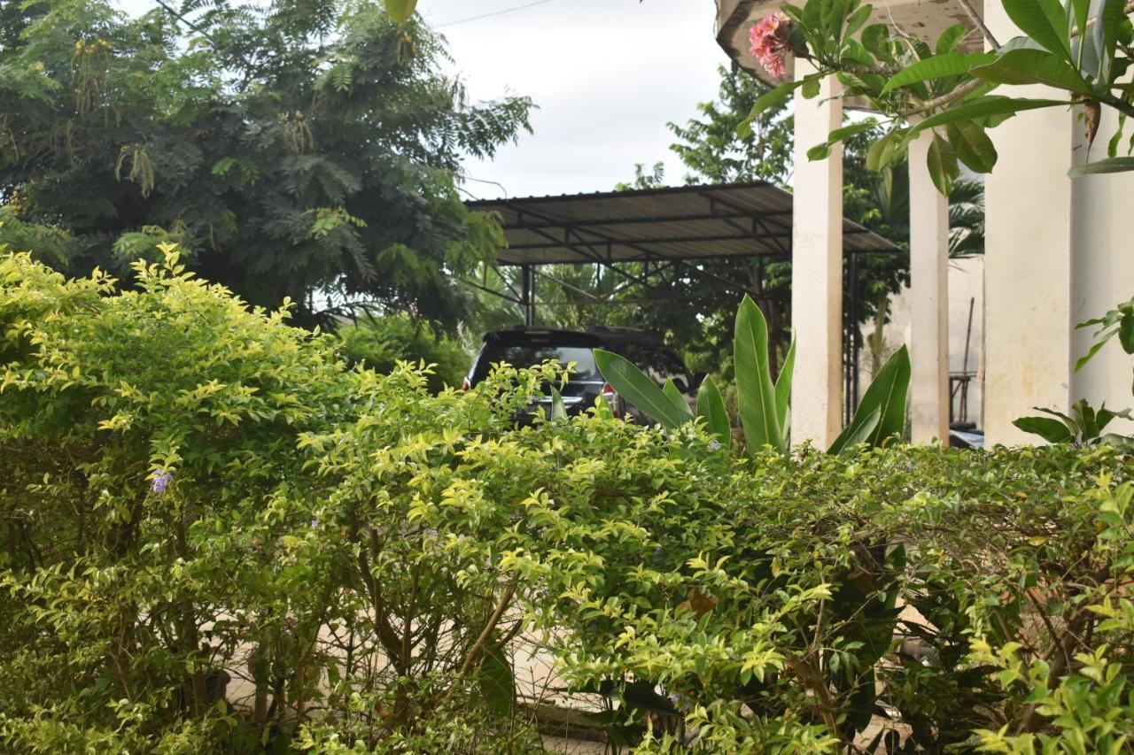 Four-G Home Stay & Komodo Tour Лабуан Баджо Екстериор снимка