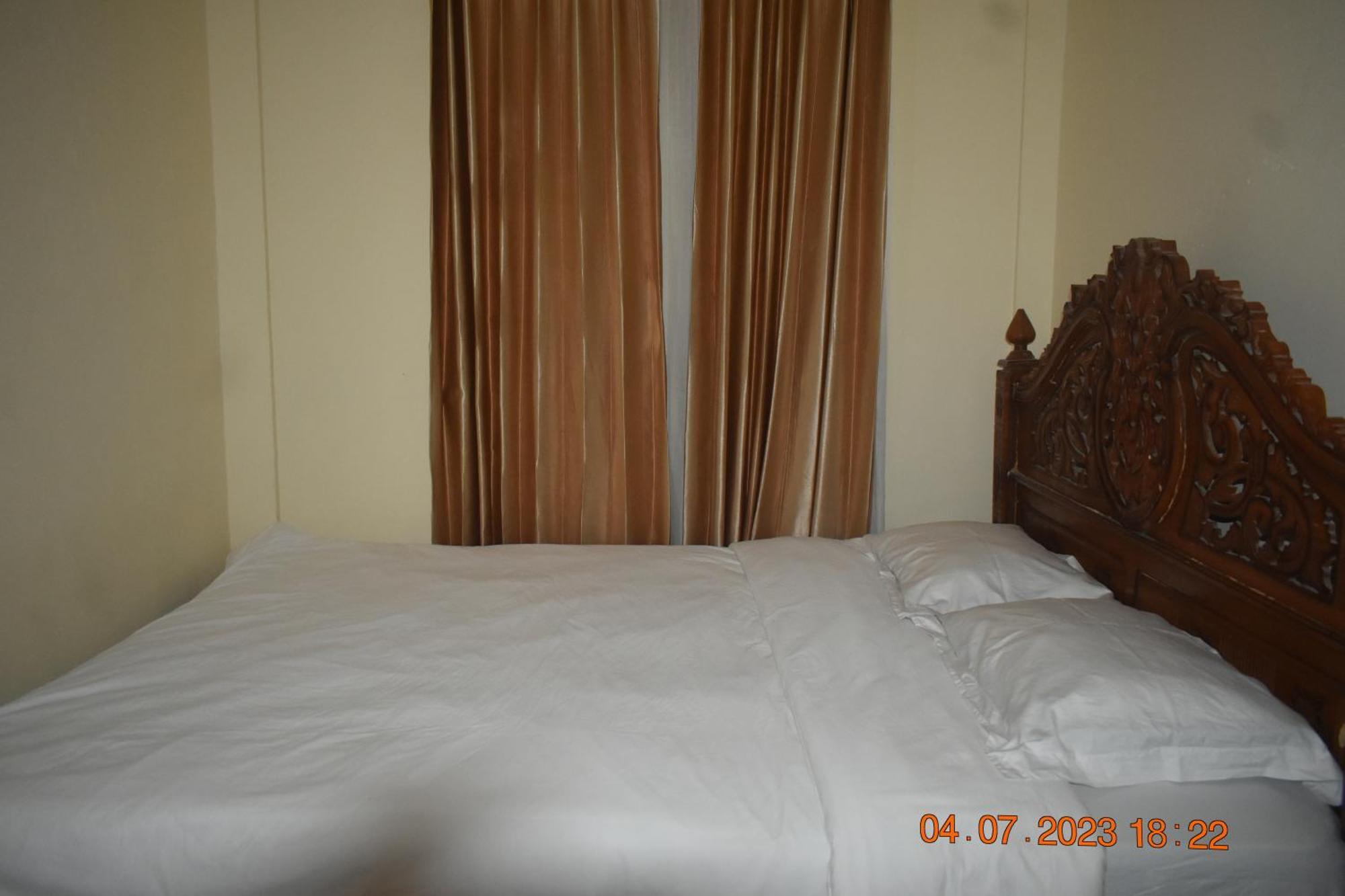 Four-G Home Stay & Komodo Tour Лабуан Баджо Екстериор снимка