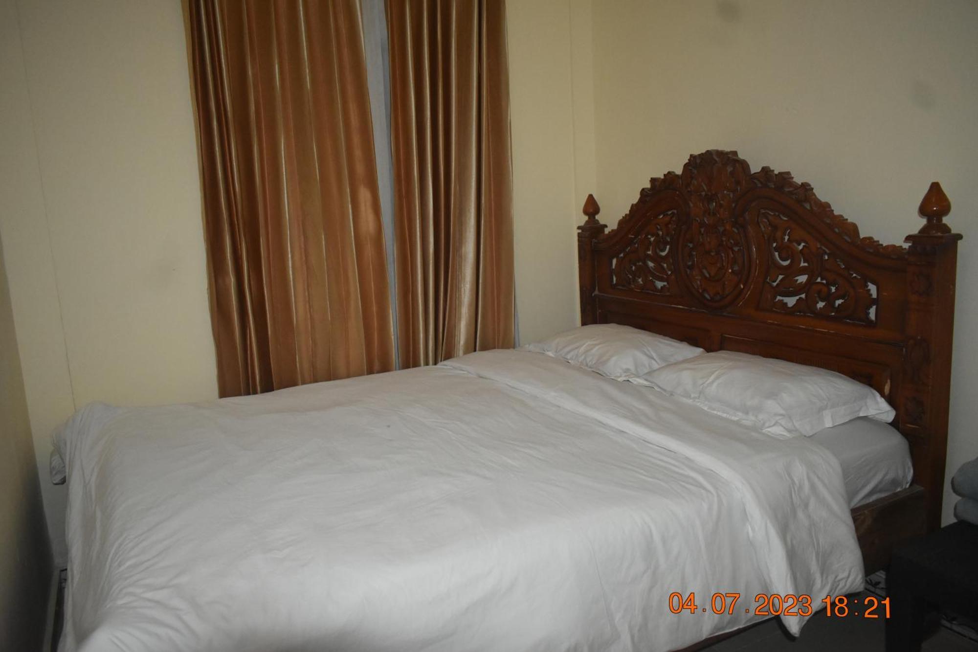 Four-G Home Stay & Komodo Tour Лабуан Баджо Екстериор снимка