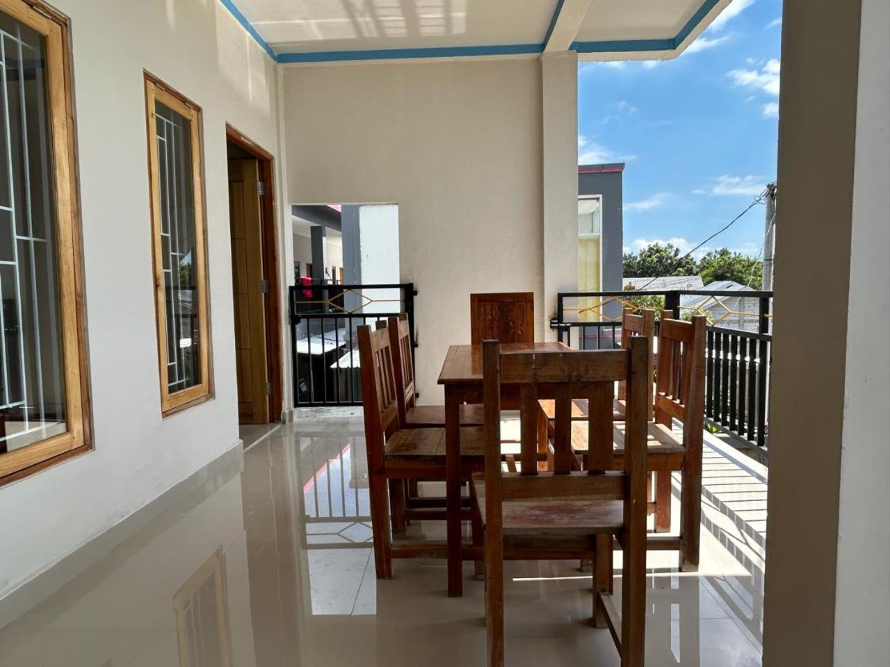 Four-G Home Stay & Komodo Tour Лабуан Баджо Екстериор снимка