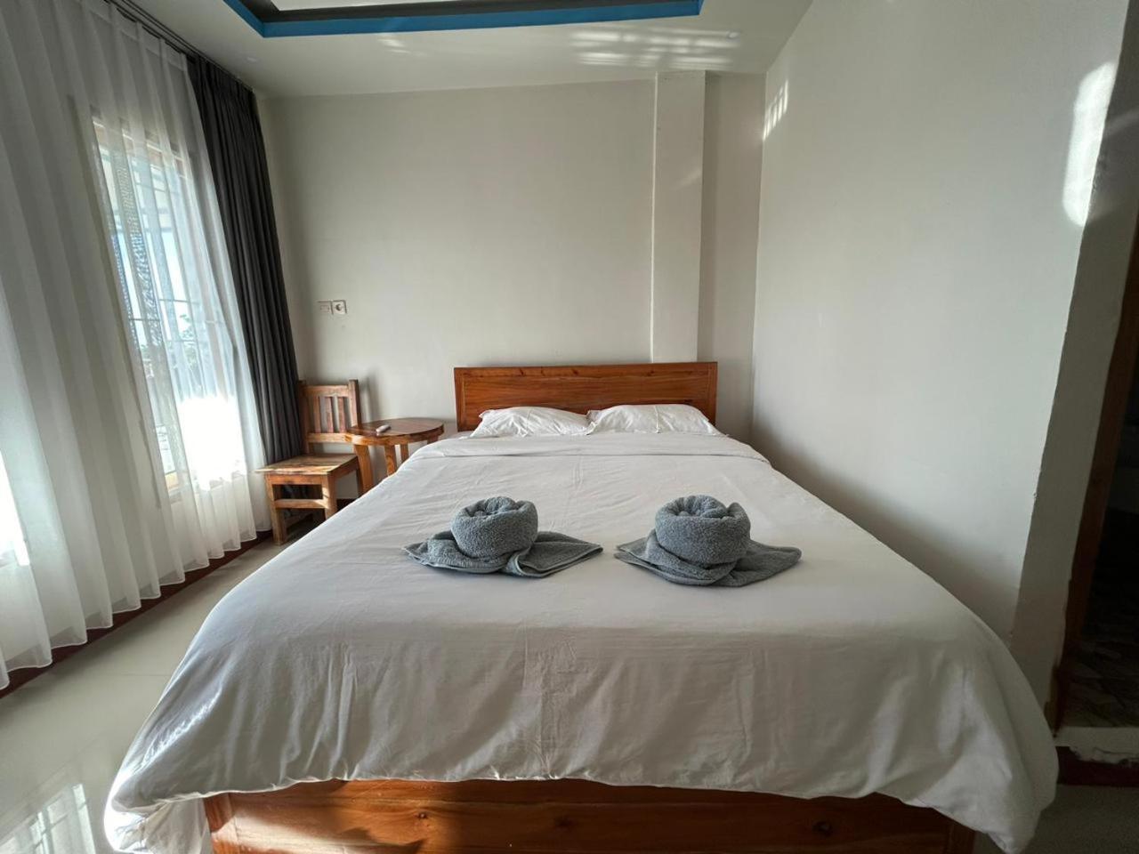 Four-G Home Stay & Komodo Tour Лабуан Баджо Екстериор снимка