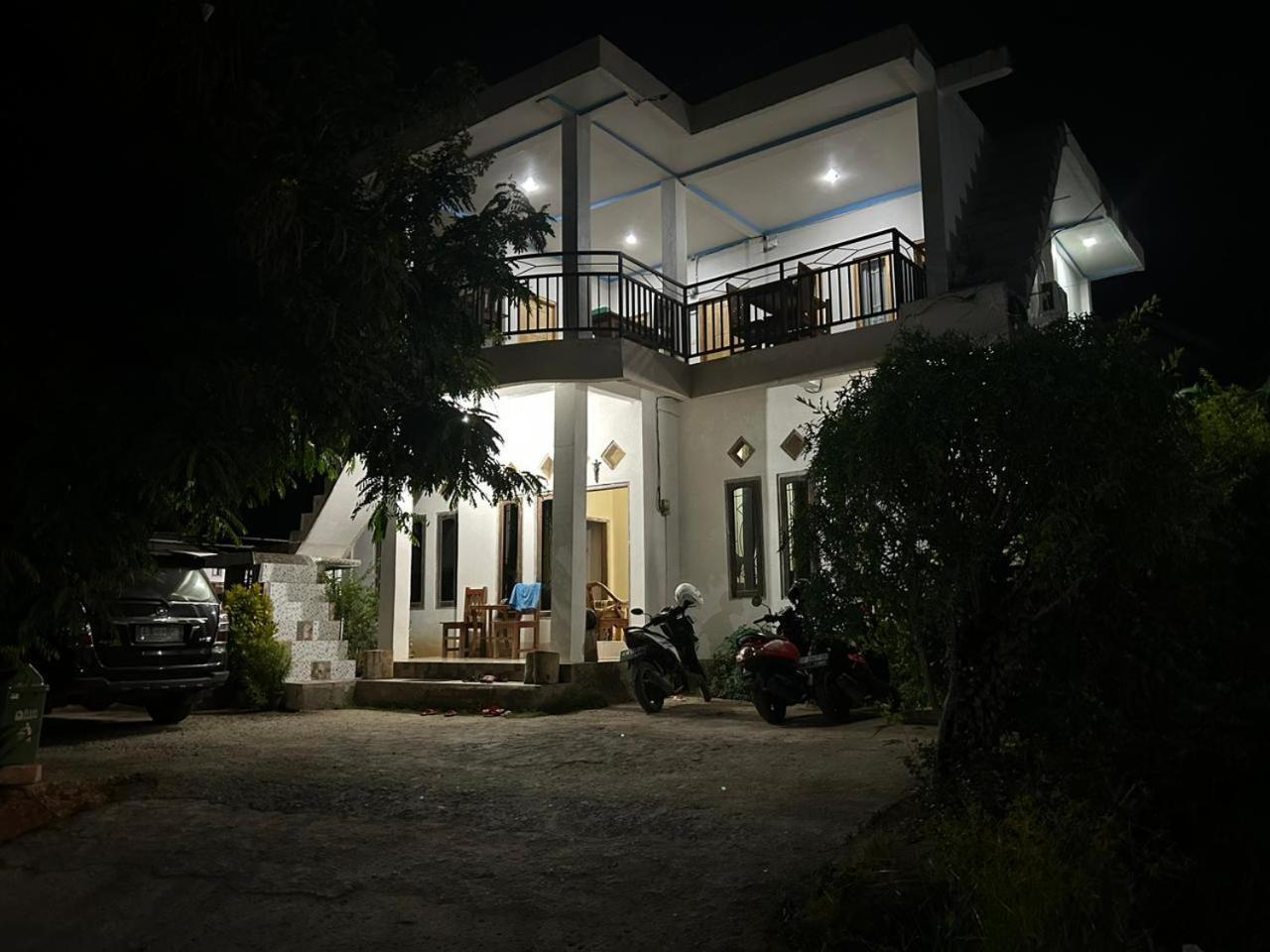 Four-G Home Stay & Komodo Tour Лабуан Баджо Екстериор снимка