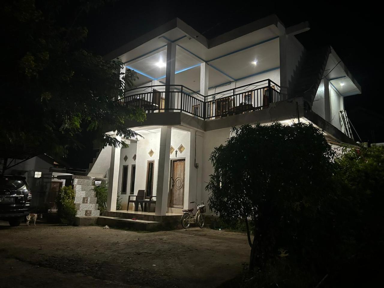 Four-G Home Stay & Komodo Tour Лабуан Баджо Екстериор снимка