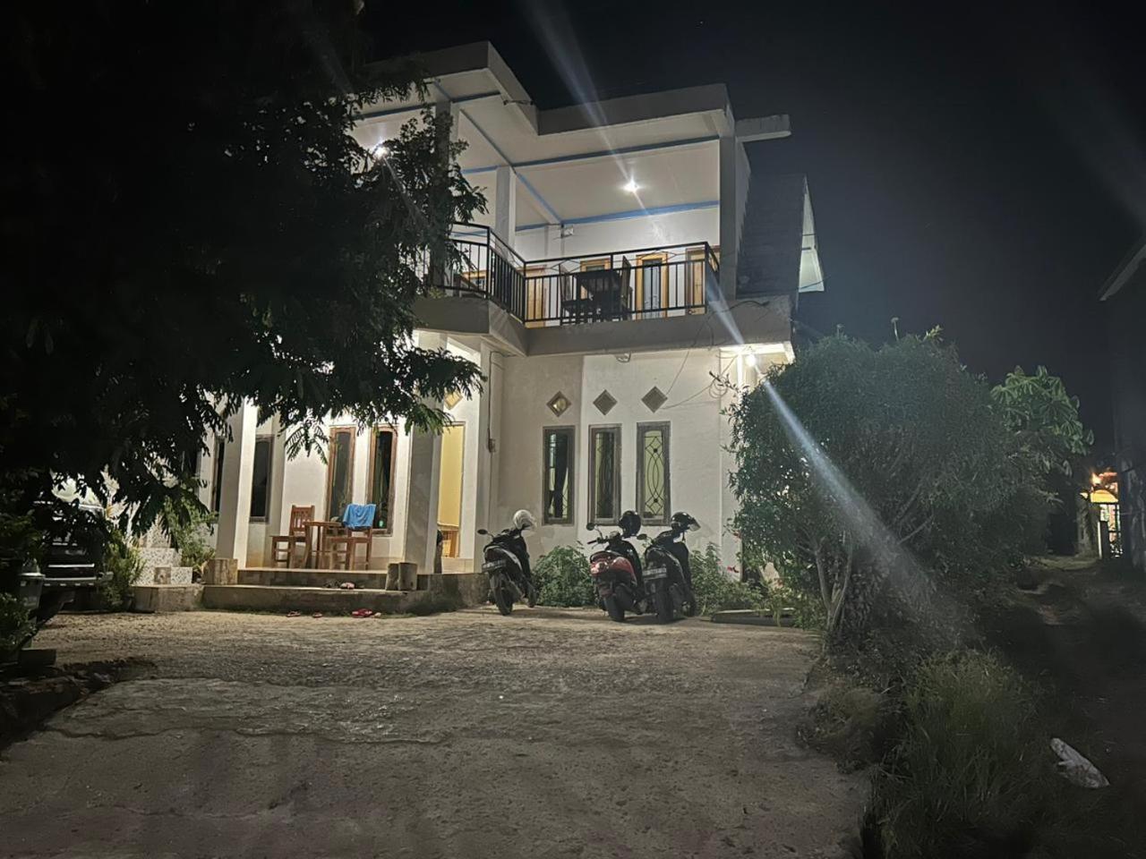 Four-G Home Stay & Komodo Tour Лабуан Баджо Екстериор снимка