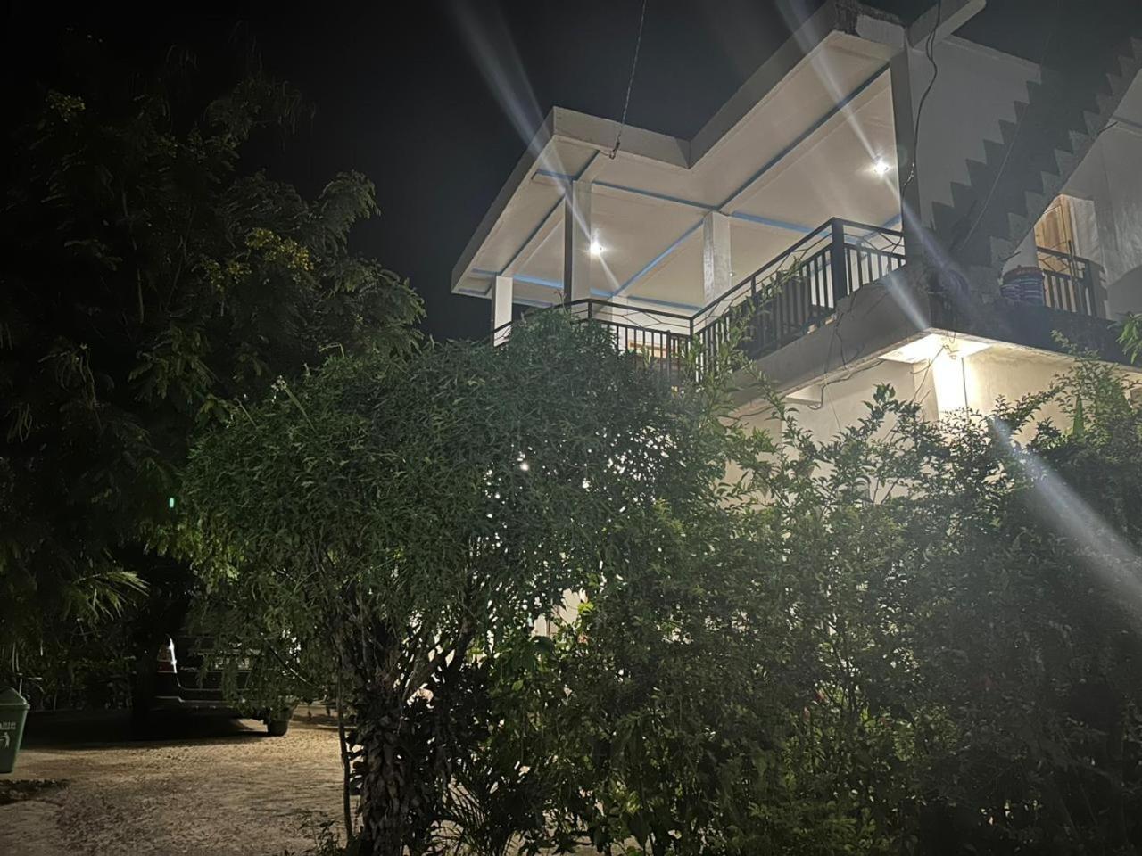 Four-G Home Stay & Komodo Tour Лабуан Баджо Екстериор снимка